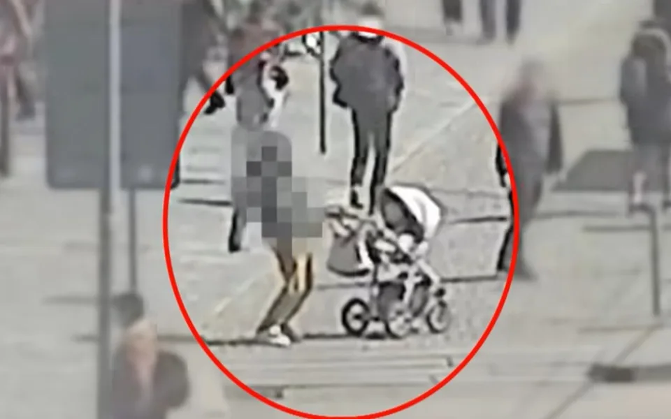 VIDEO: Zfetovaný muž usínal ve stoje u kočárku, ve kterém měl malé dítě