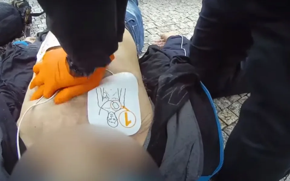 První muž zkolaboval na ulici