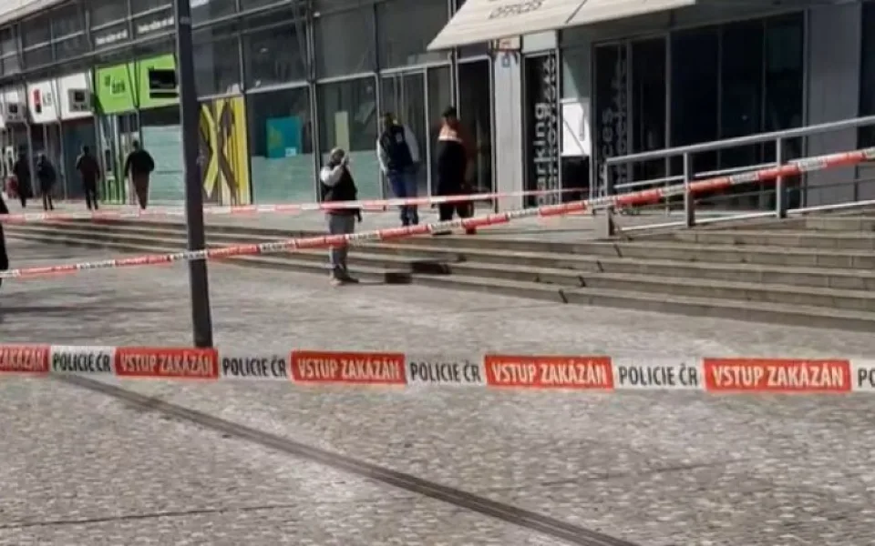 Útočník v Praze pobodal muže a utekl. Pátrají po něm desítky policistů