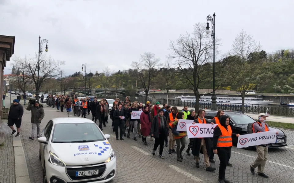 VIDEO: Aktivisté bojující za třicítku v Praze znovu blokují dopravu