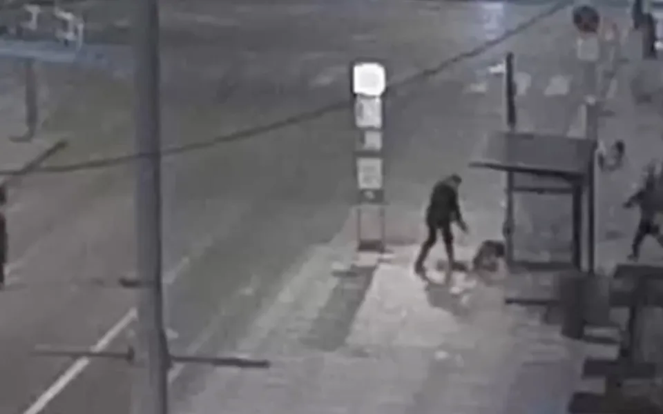 Muž se na strážníky rozběhl s výhrůžkami.