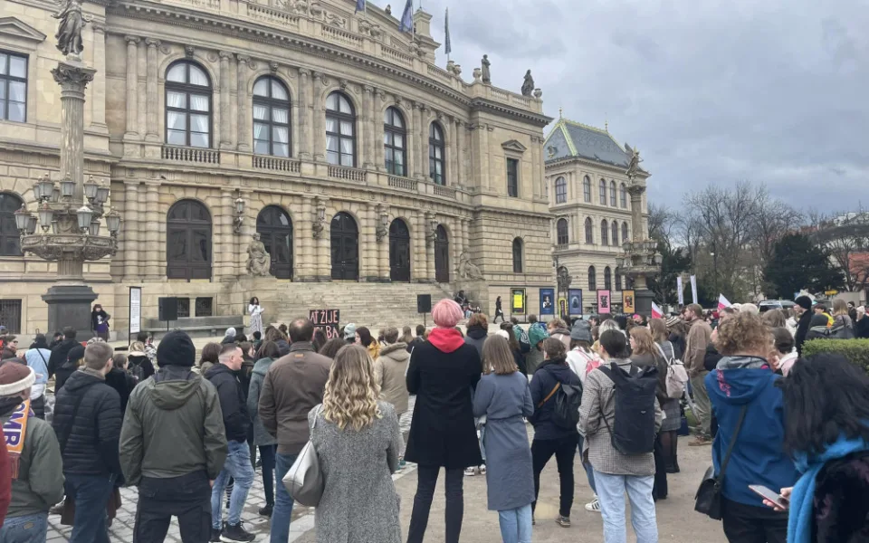 Prahou prošel pochod proti potratům. Kritici se sešli před Rudolfinem