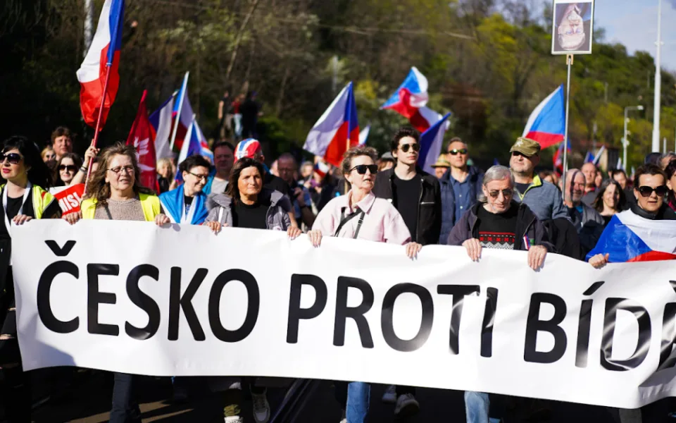 FOTOGALERIE: V Praze se sešly tisíce lidí, žádají demisi vlády. Účastníci došli k Úřadu vlády