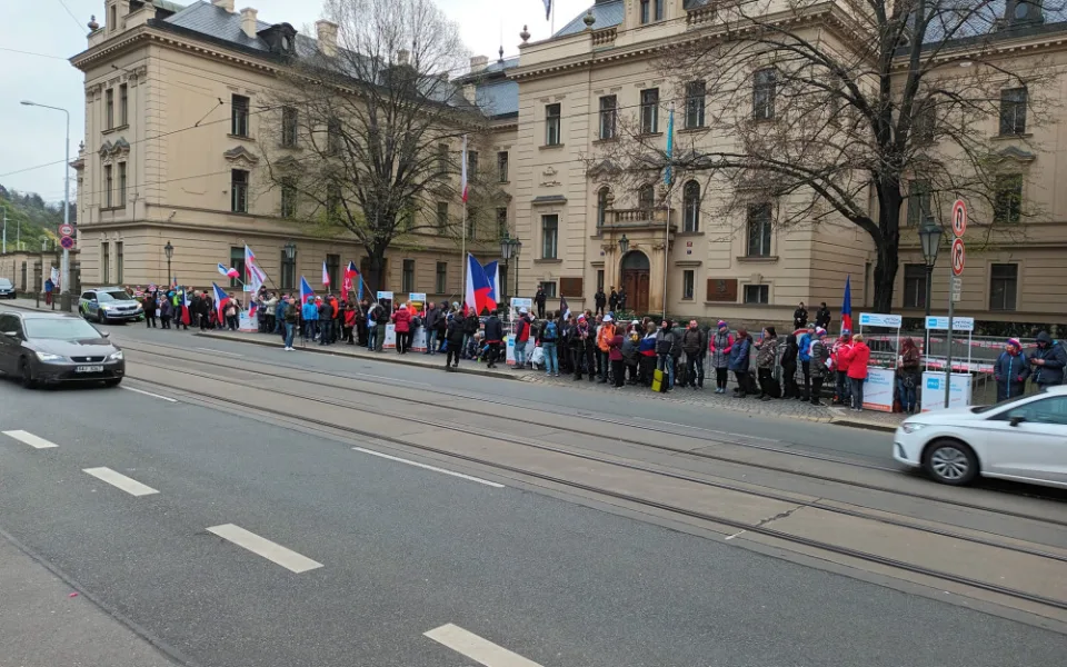 Chcimíři spali před úřadem vlády. Chtěli, aby ven vyšel Fiala, ten je v Asii