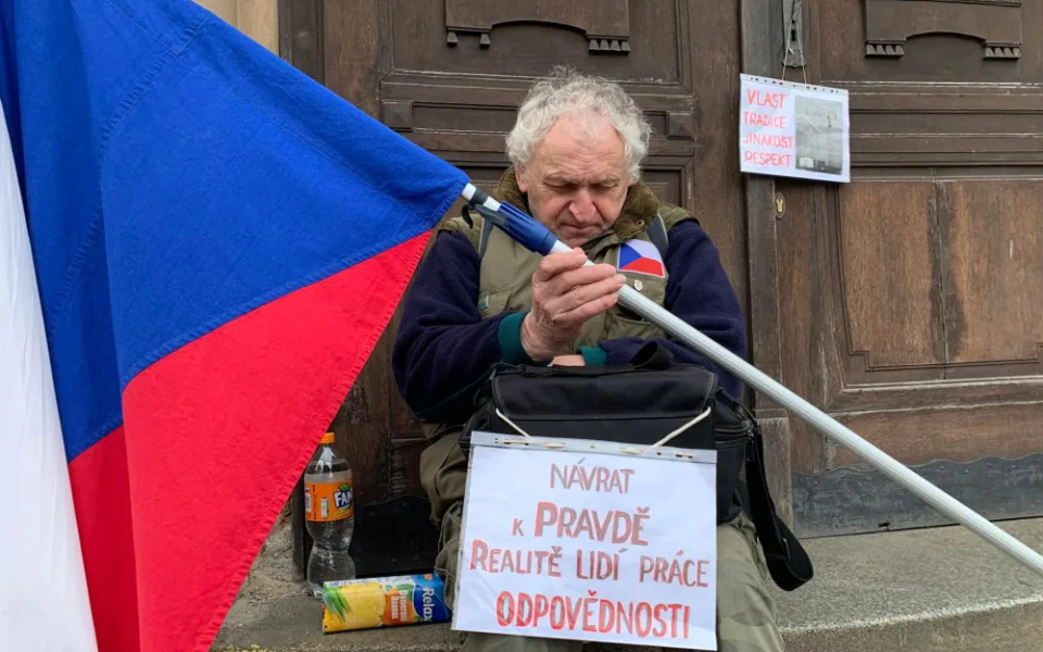 VIDEO: Před Strakovkou jsou stále demonstranti požadující demisi vlády