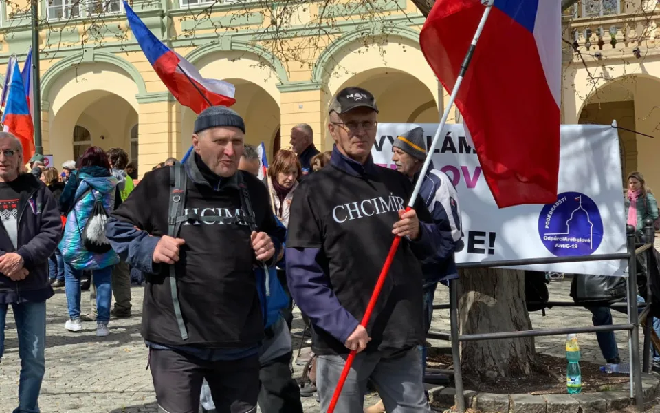 VIDEO: Vláda zasedá ve Sněmovně, lidé před budovou bubnují a tančí