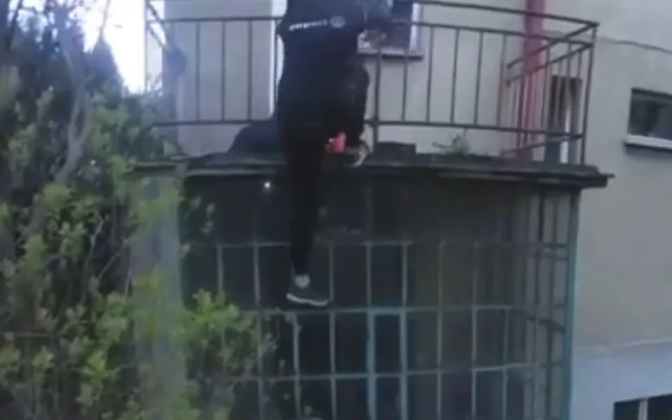 Zloděj se vloupal do domu. Stihl ukrást polštář a hodiny, pak ho dopadla policie