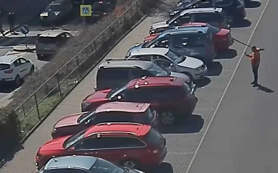 Řidič ujel od dopravní nehody při které bylo zraněno dítě. Policie žádá o pomoc při hledání svědka