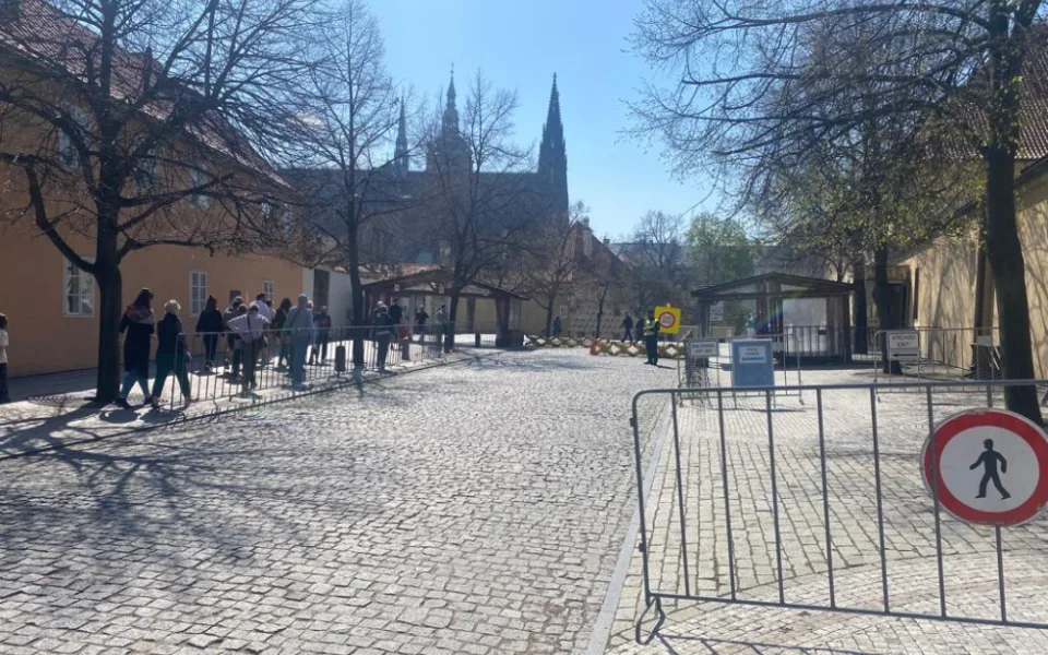 Pražský hrad zaplnili turisté, tentokrát bez front u bezpečnostních kontrol