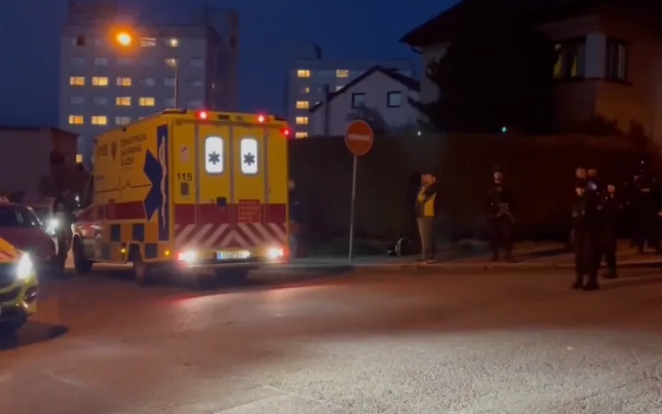 Útočník se zbraní postřelil v Hostivaři ženu, zbraň pak namířil na sebe