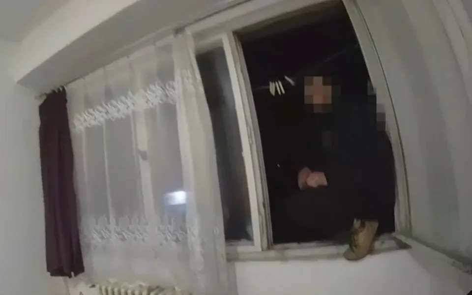 VIDEO: Muž si zavolal na pomoc strážníky. Když přijeli, nevěřil, že jsou skuteční