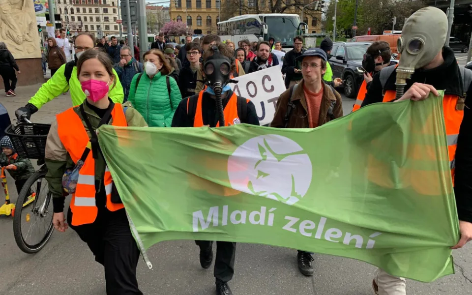 VIDEO: Třicítkáři pokračují v protestech. Tentokrát oblékli plynové masky