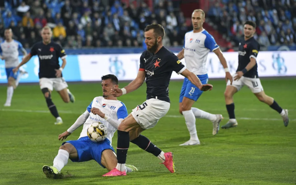 Slavia vede tabulku o tři body.