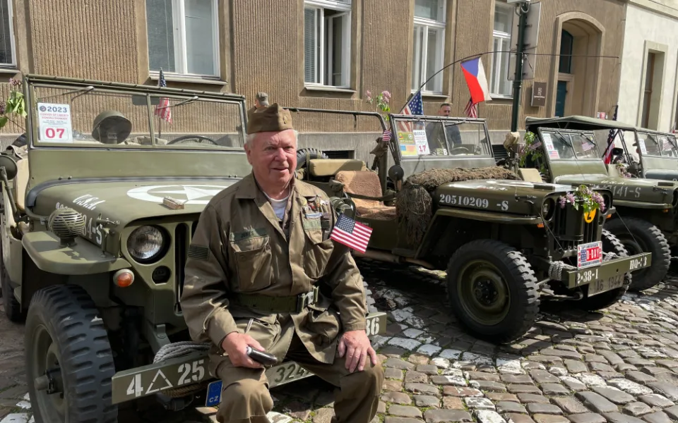 Konvoj historických vozidel dnes v Praze připomněl konec druhé světové války