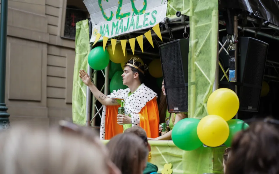 VIDEO: Prahou prošel Majálesový průvod, vyvrcholí festivalem v Letňanech