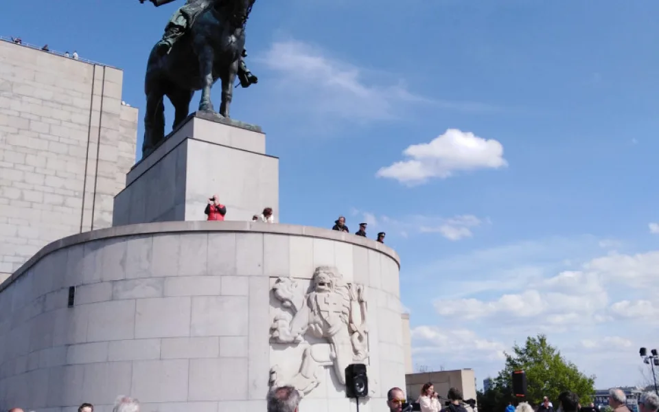 Demonstranti se sešli pod sochou Jana Žižky