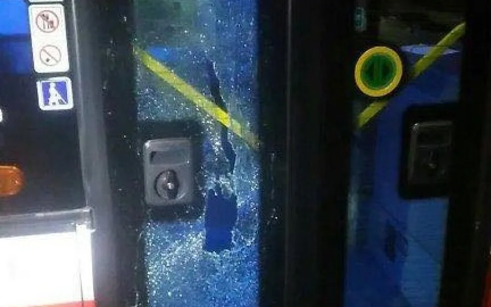 Žena dveřmi prohodila mobil