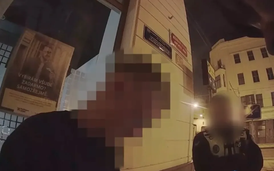 Útočník pokutu zaplatil na místě.