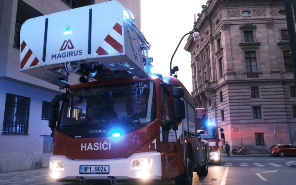 VIDEO: Hasiči zasahovali u požáru v Národním divadle. Hořelo kvůli technické závadě