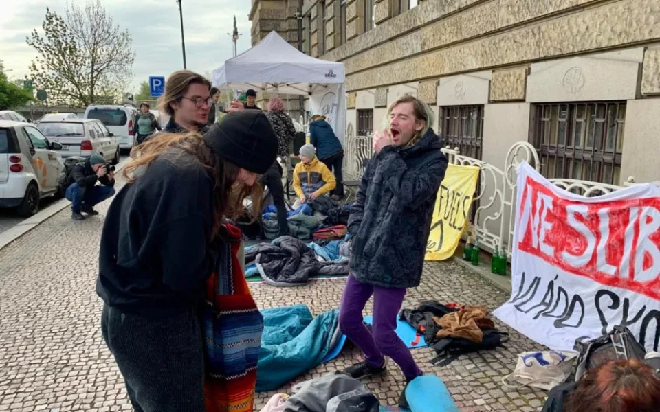 VIDEO: Studentští aktivisté za klima, kteří prošli Prahou, nocovali před ministerstvem