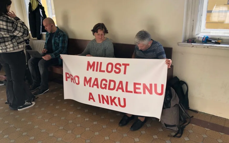 Zubařku obviněnou z vraždy partnera přišly k pražskému soudu podpořit známé. Je oběť domácího násilí, řekly