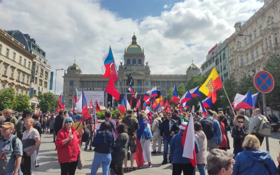 V Praze probíhá demonstrace proti vládě. Sešli se příznivci Vrabela i komunisté