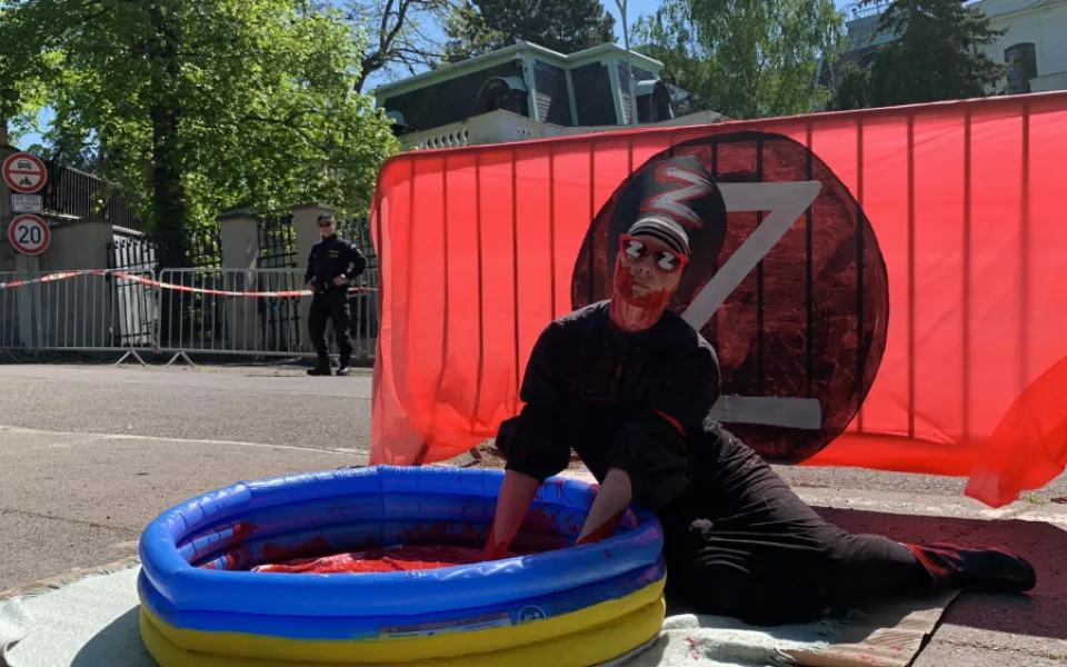 VIDEO: Ruská fašistka se koupe v krvi před ambasádou, připomíná ruský Den vítězství