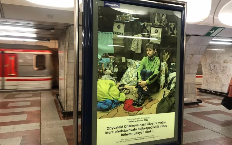 Metro jako bunkr. Výstava v pražských stanicích ukazuje realitu války na Ukrajině