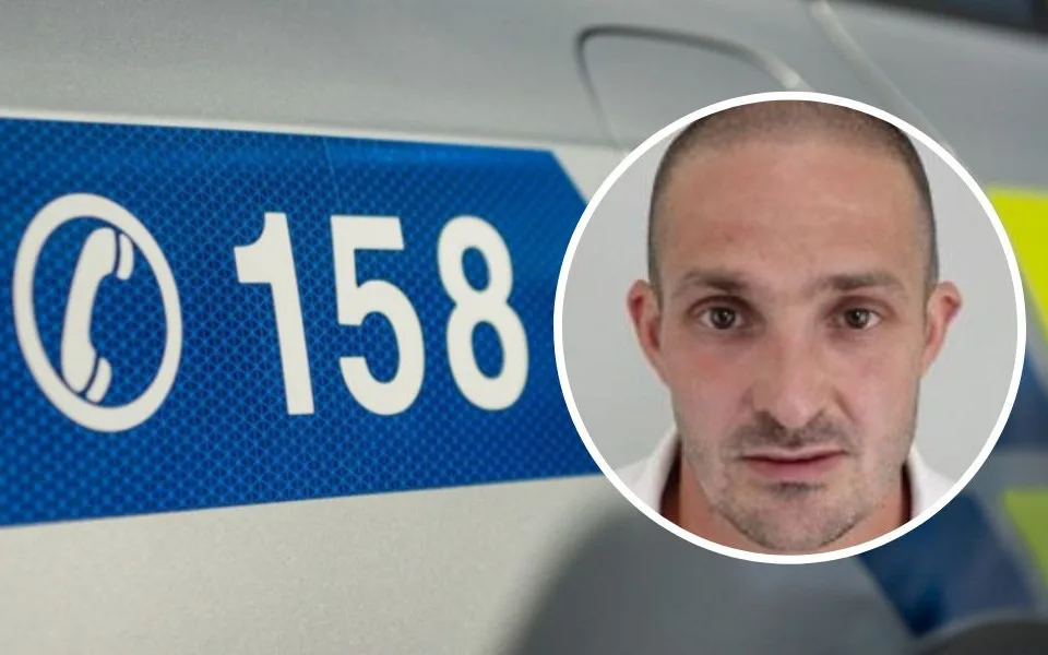 U Prahy utekl vězeň. Policisté, psovod i vrtulník po něm pátrají marně