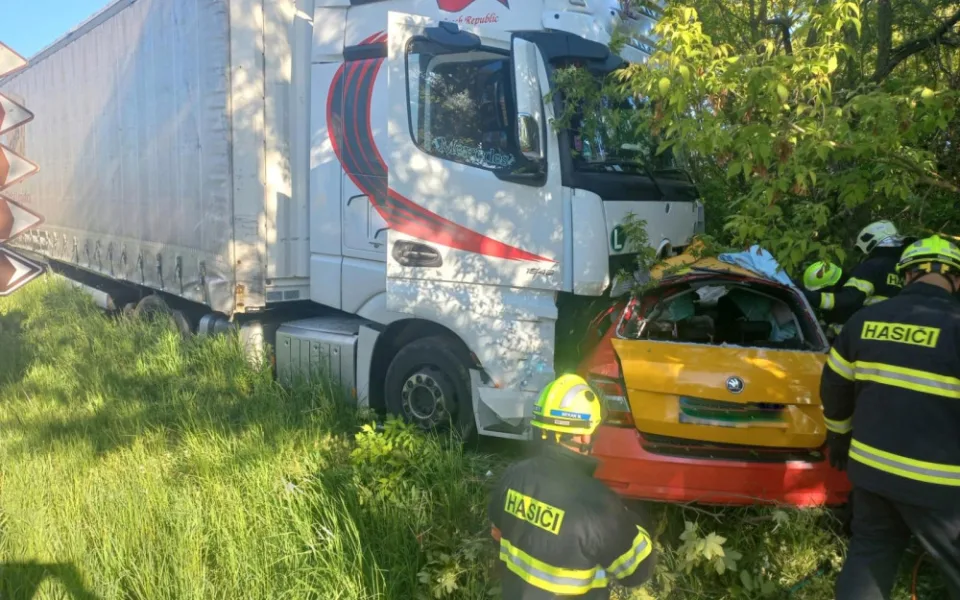Mladík zemřel zaklíněný v autě po střetu s kamionem. Nehodu šetří kriminalisté