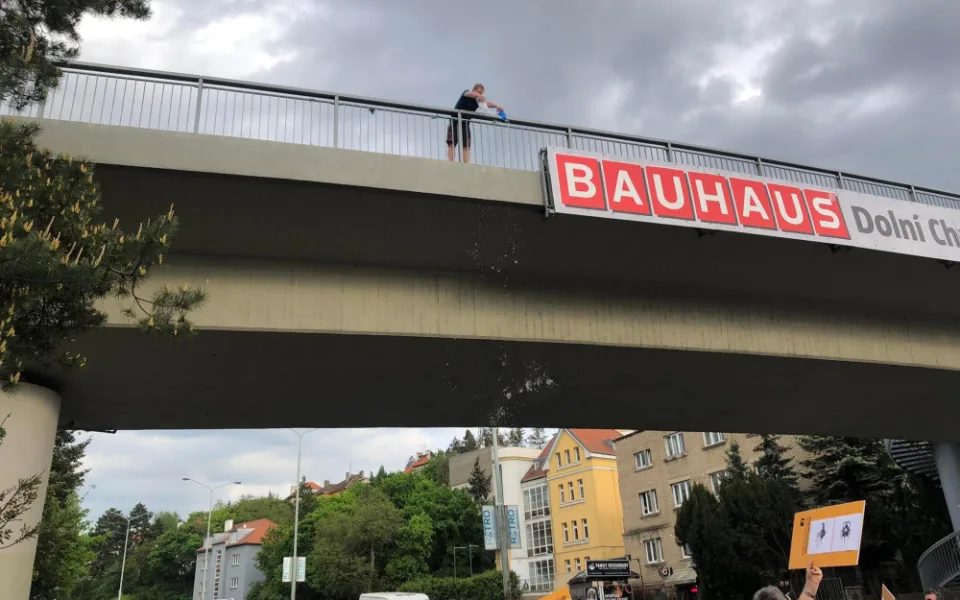 Aktivisté opět vyrazili na pochod mezi auty. Báli se, že bude bez doprovodu policie