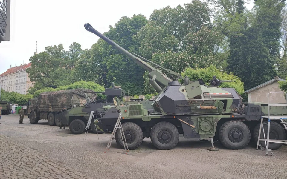 Pražský Žižkov obsadila těžká vojenská technika. Začal den armády
