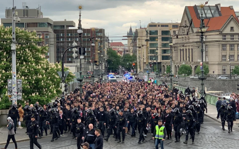 VIDEO: Fanoušci Slavie prošli v poklidném pochodu Prahou pod dohledem policie