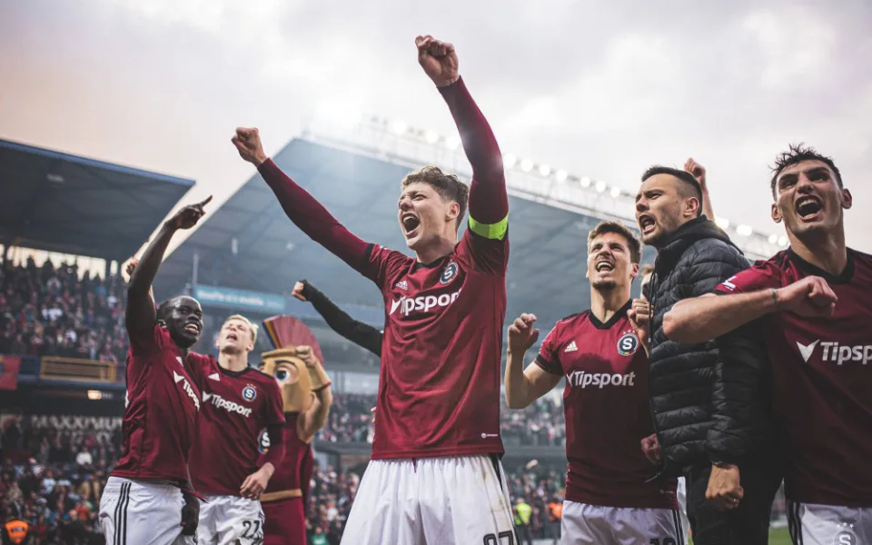 Rádi bychom hráli fotbal, ale hraje se o titul, říká po vítězném derby Sparťan Krejčí