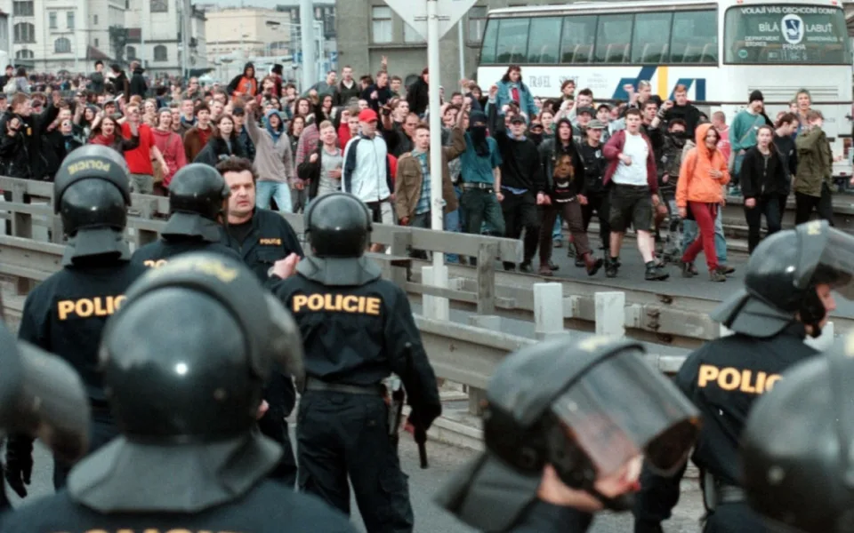Policejní zásahová jednotka sleduje pochod účastníků akce Global Street Party po pražské magistrále. ČTK / Železný Tomáš