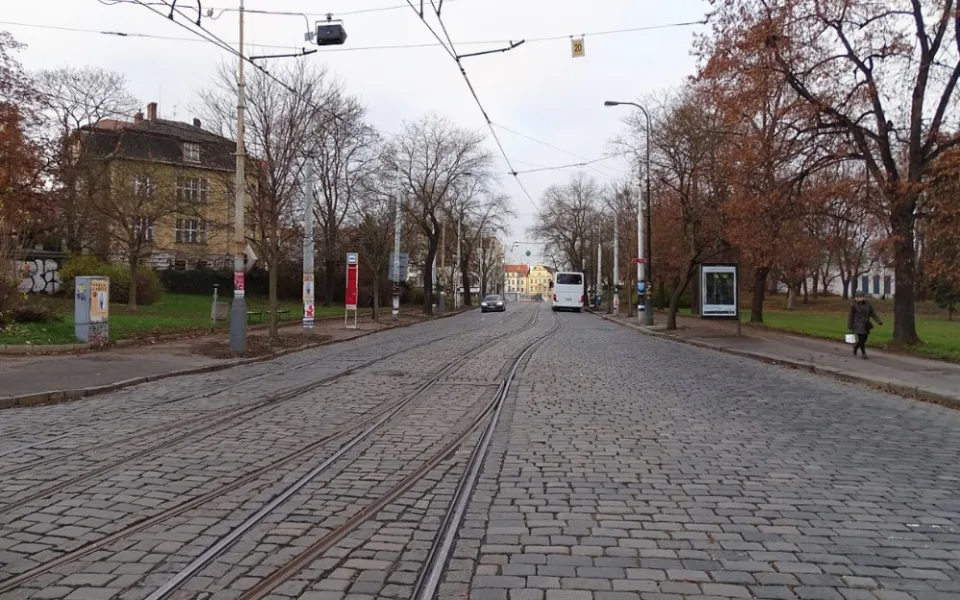Začala oprava Badeniho ulice na Hradčanech. Neprojedou auta ani tramvaje