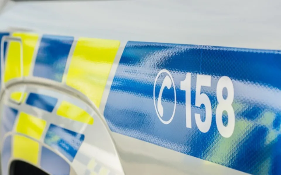 Policie v Praze pátrala po uprchlém vězni. Má vytetovanou Adrianu