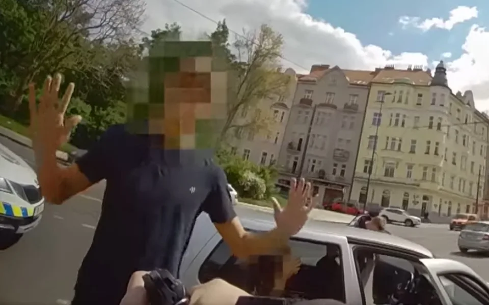 Mladík střílel u zastávky plné lidí. Plynovou pistoli si prý chtěl jen vyzkoušet