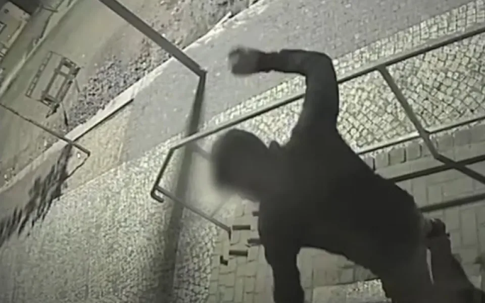 Opilý cizinec házel dlažební kostky na policejní stanici. Skončil v cele a hrozí mu vyhoštění
