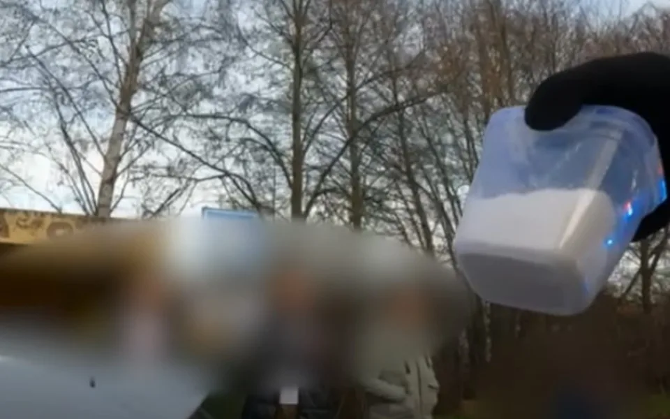 Zfetovaný řidič měl v autě dózu pervitinu, pytel marihuany a pistoli. Hrozí mu vězení 