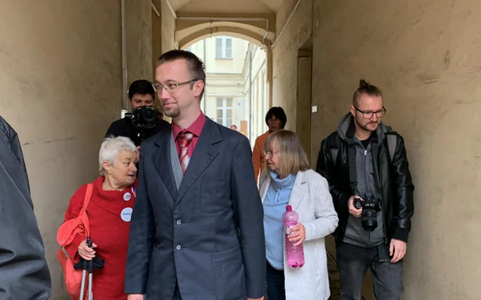 Soud řeší případ muže, který přišel na demonstraci označený písmenem Z