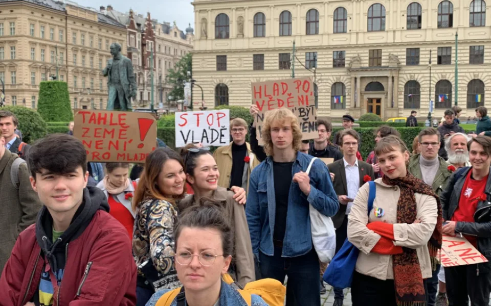 Mladí se sešli v centru Prahy. Vláda na nás nemyslí, stěžují si