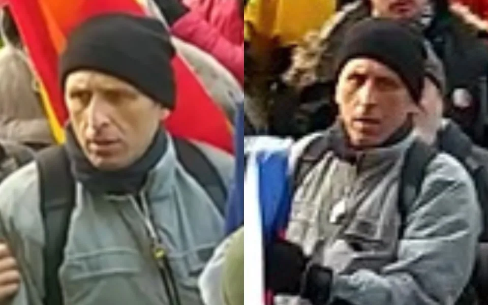 Policie pátrá po muži, který před muzeem napadl policisty žerdí s vlajkou
