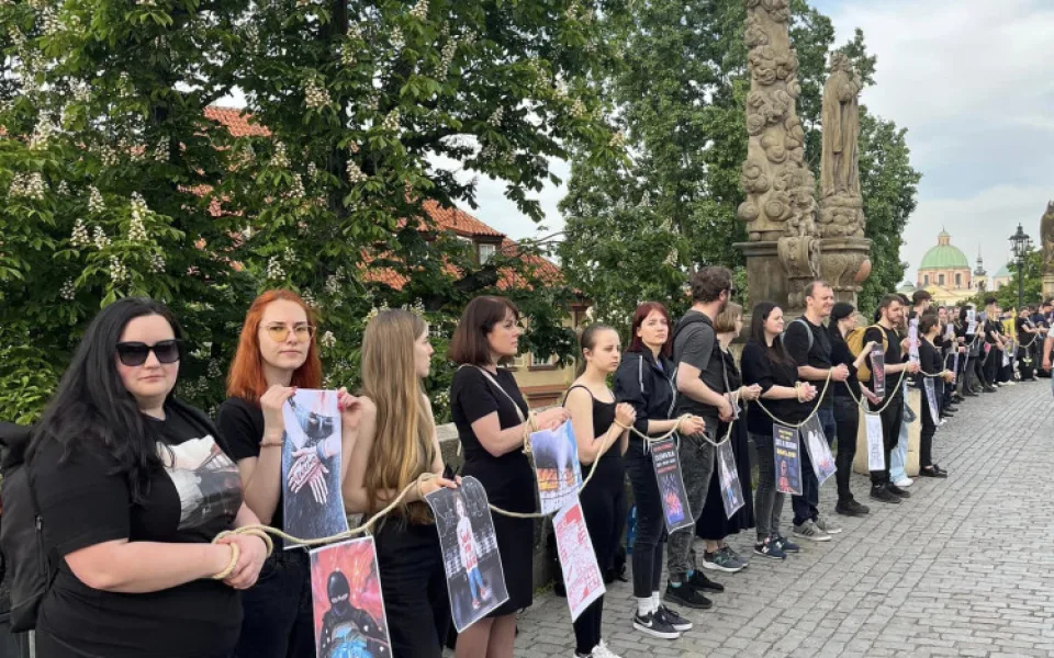 Lidé na Karlově mostě připomněli obránce Mariupolu v ruském zajetí