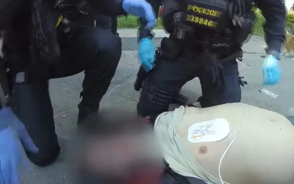 VIDEO: Muž zkolaboval v parku a přestal dýchat. Život mu zachránili policisté