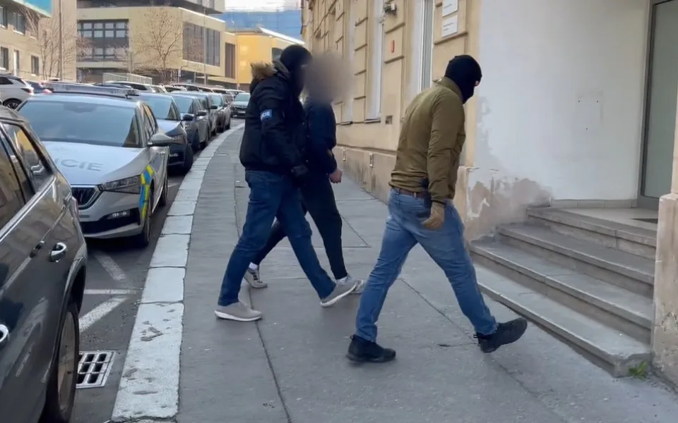 Policisté objasnili sérii šestnácti vloupání do vozidel a krádeží kol i aut
