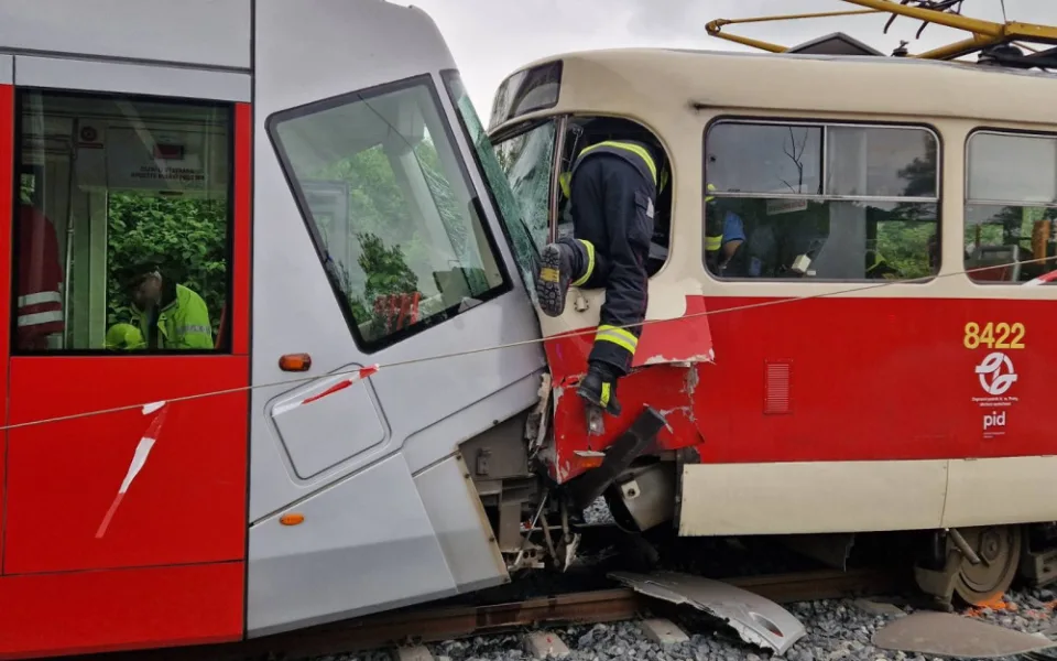 V Praze se srazily dvě tramvaje. Řidiče vyprošťují hasiči