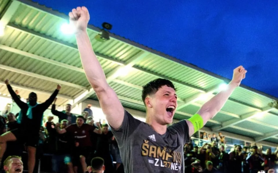 Fotbalisté Sparty slavili zisk titulu na benzince i v pražském klubu