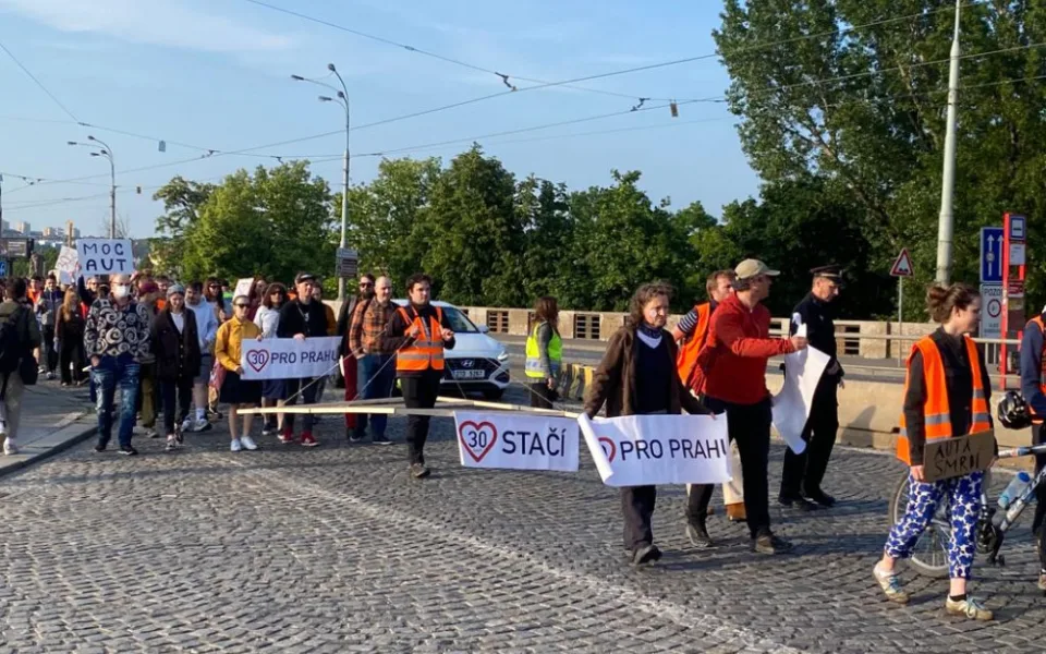 Třicítkáři dnes blokovali dopravu v Praze dvěma pochody