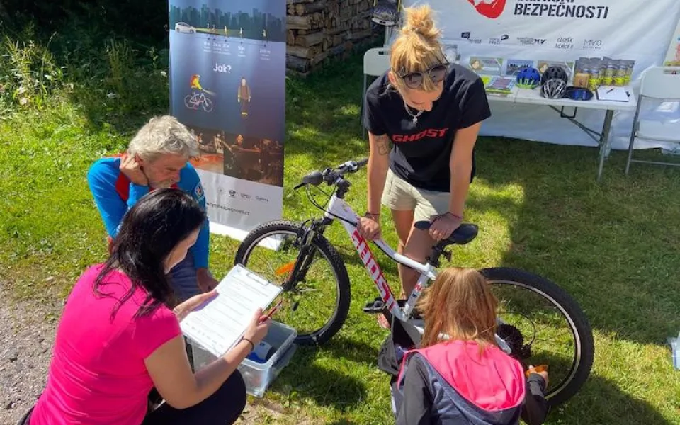 Horská služba zasahovala vloni v letní sezóně u bezmála 6 000 úrazů. Výrazný podíl měli cyklisté. Projekt „Na kole jen s přilbou“ varuje před zbytečnými riziky